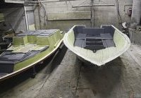 Только что извлеченные из формы: верхняя (слева) и нижняя части пластмассовой лодки.