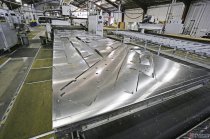 Требующиеся для алюминиевой лодки отдельные детали вырезают из больших листов.